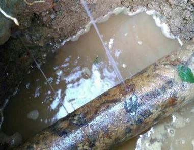 芦溪楼顶渗水维修公司分享下地暖漏水的原因及检测方法。